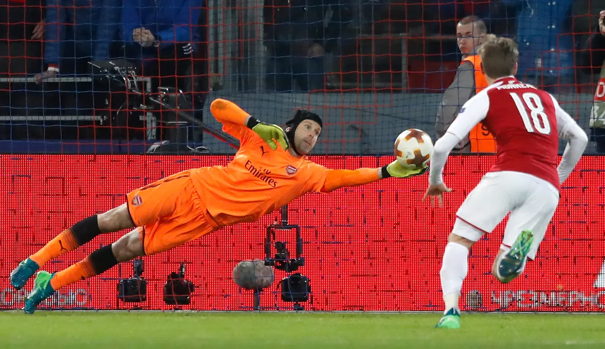 Kiper Arsenal, Petr Cech berusaha menangkap bola tendangan pemain CSKA Moscow pada laga leg kedua perempat final Liga Europa di VEB Arena, Jumat (13/4). Hasil imbang 2-2 sudah cukup meloloskan Arsenal ke babak semifinal Liga Europa. (AP/Pavel Golovkin)