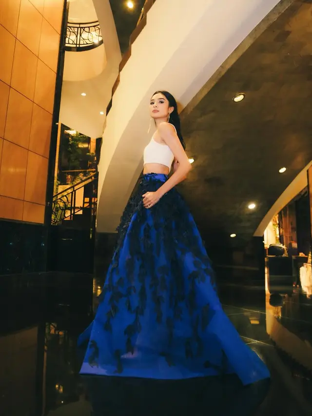 Pesona Mikha Tambayong Berbalut Rok Biru Dramatis, Tampil Elegan bak Putri Kerajaan di Eddy Betty Couture Show
