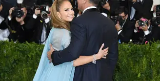 Jennifer Lopez, hadir di Met Gala 2017 tak sendirian. Bersama sang kekasih, Alex Rodriguez, wanita yang akrab disapa JLo ini berlenggang di karpet merah dalam ajang bergengsi yang digelar di New York (1/5/2017). (AFP/Bintang.com)