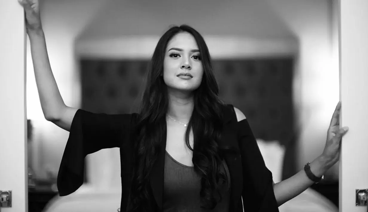 Aurelia Moeremans tampil cantik meski foto berwarna black and white. (Liputan6.com/IG/@gadiiingmoto)