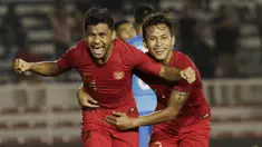 Pemain Timnas Indonesia U-22, Asnawi Mangkualam, bersama Osvaldo Haay merayakan gol yang dicetaknya ke gawang Singapura U-22 pada laga SEA Games 2019 di Stadion Rizal Memorial, Manila, Kamis (28/11). Indonesia menang 2-0 atas Singapura. (Bola.com/M Iqbal