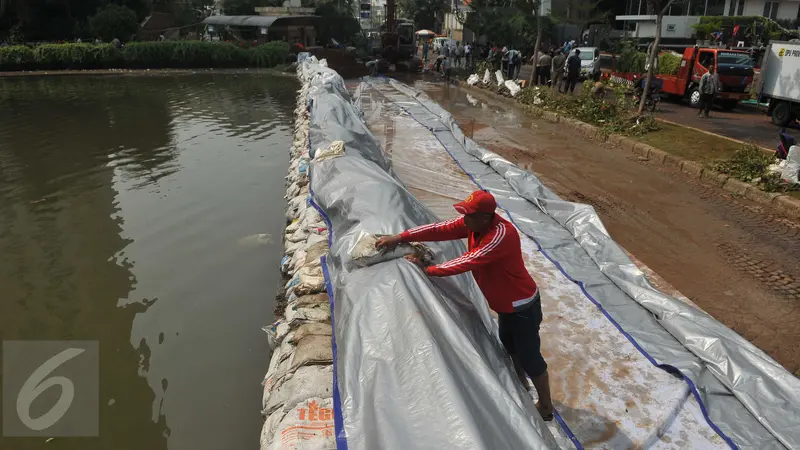 20160604-Cegah Banjir Susulan, Tanggul Kembali Dibangun di Perumahan Pantai Mutiara