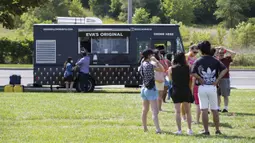 Sejumlah orang mengantre untuk membeli es krim saat Festival Es Krim Toronto di Toronto, Kanada, Sabtu (15/8/2020). Festival Es Krim Toronto diadakan pada 15-16 Agustus 2020 di tengah pandemi COVID-19. (Xinhua/Zou Zheng)