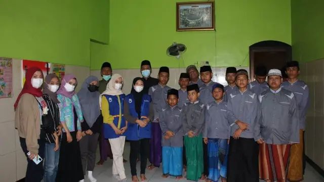 Membina Karakter dan Pendidikan dengan Sedekah Jumat dan Bimbingan Belajar Gratis