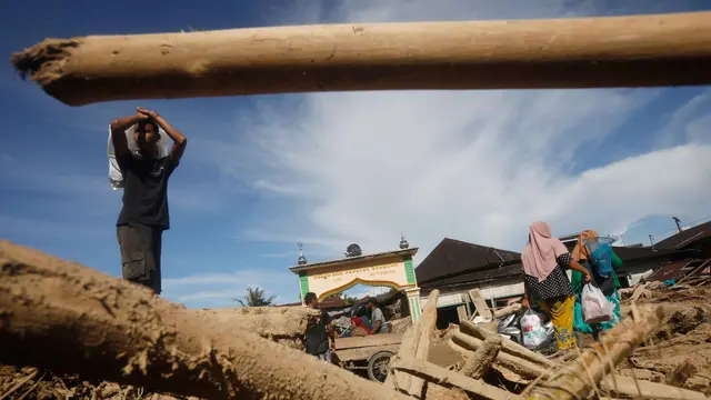 Buka Akses Warga, Relawan Gunakan Jembatan Darurat dari Kayu Gelondongan