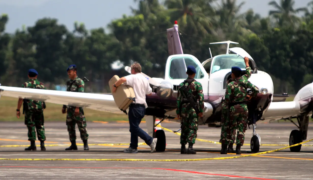 Rabu (22/10/14), Pesawat Australia dari Darwin dengan tujuan Cebu, Filipina, dipaksa mendarat di Bandara Internasional Sam Ratulangi, Manado, Sulawesi Utara karena melanggar wilayah Indonesia. (Antara Foto)