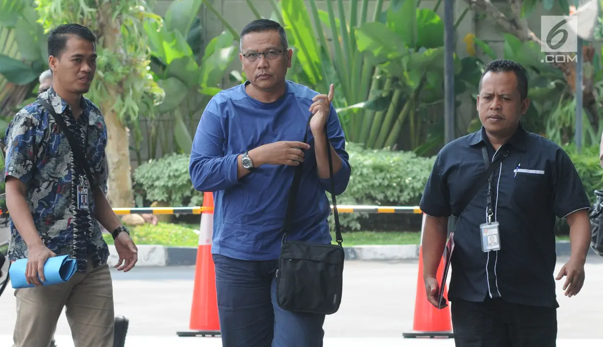 Terpidana mantan Kepala Pusat Data dan Sistem Informasi Sekretariat Jenderal Kemendagri, Dudy Jocom (tengah) memenuhi panggilan penyidik KPK di Jakarta, Kamis (9/5/2019). Dudy diperiksa sebagai saksi dalam kasus dugaan korupsi proyek kampus IPDN di Gowa, Sulawesi Selatan. (merdeka.com/Dwi Narwoko)