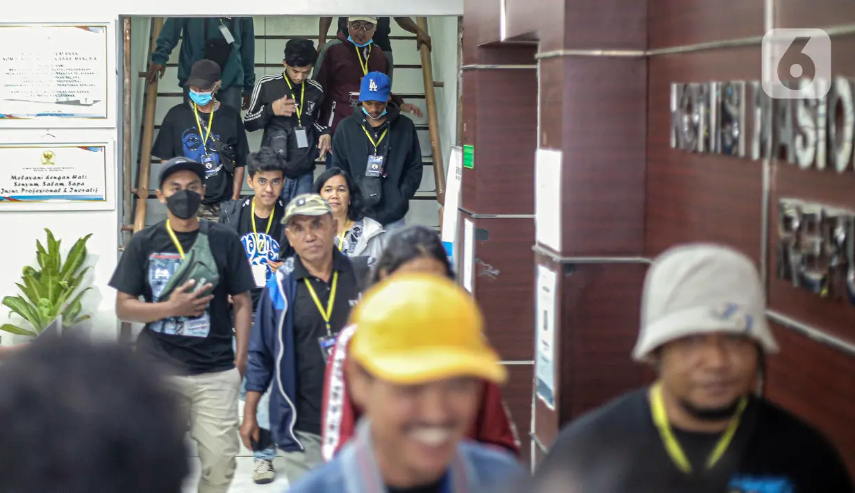 Keluarga korban tragedi Kanjuruhan usai mendatangi Kantor Komisi Nasional Hak Asasi Manusia (Komnas HAM) di Jakarta, Kamis (17/11/2022). Pertemuan yang berlangsung secara tertutup tersebut hendak menyampaikan aspirasi terkait peristiwa pada 1 Oktober 2022 yang menewaskan 135 orang suporter sepak bola. (Liputan6.com/Faizal Fanani)
