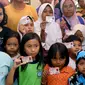 Anak-anak memperlihatkan Kartu Identitas Anak (KIA) di tempat makan siap saji kawasan Bintaro Tangerang Selatan, Selasa (26/2). Pemkot Tangsel menargetkan sebelum tahun ajaran baru 2019/2020 semua anak Tangsel sudah memiliki KIA. (Merdeka.com/Arie Basuki)