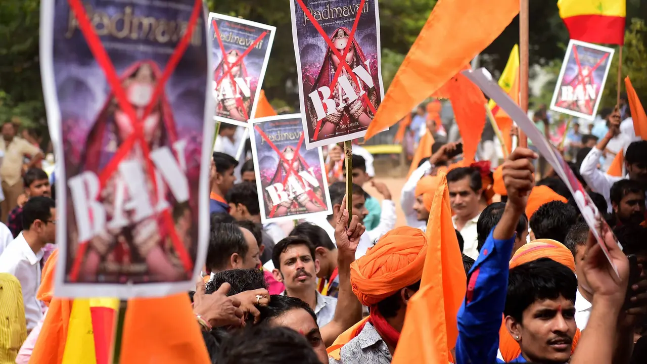 Aksi protes menolak penayangan film Padmaavat yang kontroversial di India - AFP