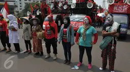 Sejumlah orang mengenakan kostum aneka profesi saat memperingati Hari Buruh, Jakarta, Senin (1/5). Dalam aksinya para buruh meminta sistem kerja kontrak dan upah rendah dihapus. (Liputan6.com/Helmi Afandi)