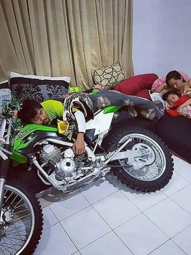 Bikers 'Ngelonin' Motornya di Kasur (Instagram/@trailkotor)