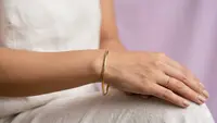 5 Model Gelang Emas Tipis Elegan untuk Ibu Muda Aktif, Tampil Menawan Sepanjang Hari