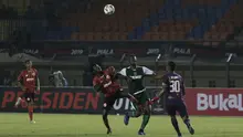 Striker Persebaya Surabaya, Amido Balde, berebut bola dengan bek Perseu Serui, Diakite Seydou, pada laga Piala Presiden 2019 di Stadion Si Jalak Harupat, Bandung, Sabtu (2/3). Persebaya menang 3-2 atas Perseru. (Bola.com/Yoppy Renato)