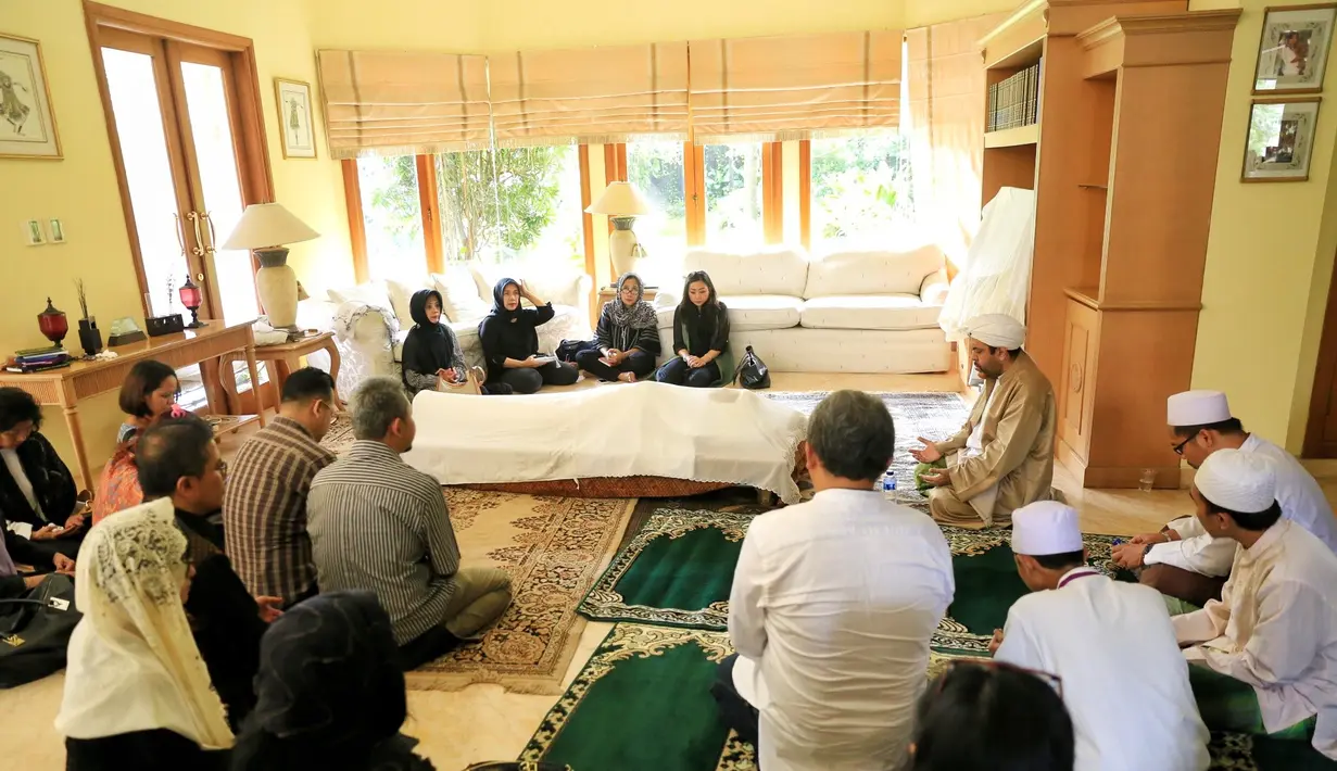 Alex Kumara yang merupakan tokoh besar dalam industri televisi meninggal dunia akibat pengentalan darah. Almarhum meninggal dunia di kediamannya daerah Pejaten, Pasar Minggu, Jakarta Selatan. (Adrian Putra/Bintang.com)