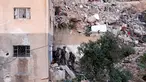 Tentara berjaga di sekitar rumah pejuang Hamas Mohammad Al-Fakih yang ditembak mati oleh pasukan Israel di desa Tepi Barat Surif, dekat Hebron, (27/7). (REUTERS/Mussa Qawasma)