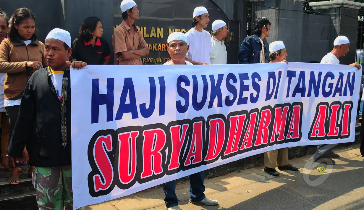 Belasan orang pendukung Mantan Menteri Agama Suryadharma Ali mengadakan aksi demonstrasi di depan Pengadilan Negeri Jakarta Selatan, Senin (30/3/2015). Sidang gugatan praperadilan SDA ditunda hingga besok, Selasa (31/3). (Liputan6.com/Yoppy Renato)