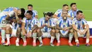 Pemain Argentina, Angel Di Maria (tengah) melihat medalinya setelah memenangkan Copa America 2024 di Hard Rock Stadium, Miami, Florida, Senin (15/07/2024) WIB. (AFP/Buda Mendes)