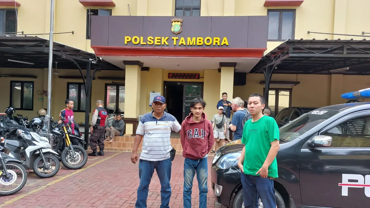 Pria nyaris dikeroyok massa karena kepergok mencuri dua unit telepon genggam. Pelaku AR (25) terpaksa mencuri lantaran butuh biaya pengobatan. (Istimewa)