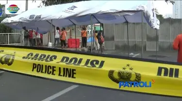 Petugas mengamankan lokasi amblesnya Jalan Raya Gubeng, Surabaya, dengan membuat pagar setinggi dua meter dan garis polisi.