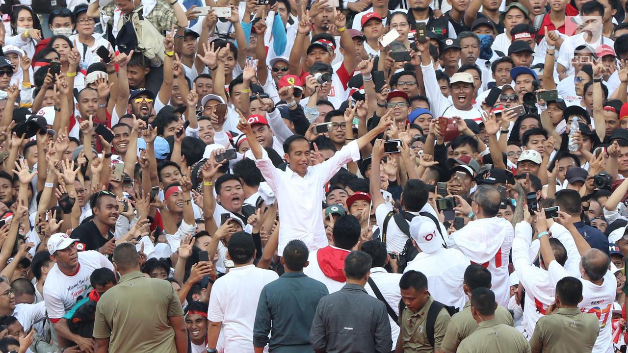 Sambil Berlari, Jokowi Sapa Ribuan Pendukung di Stadion GBK