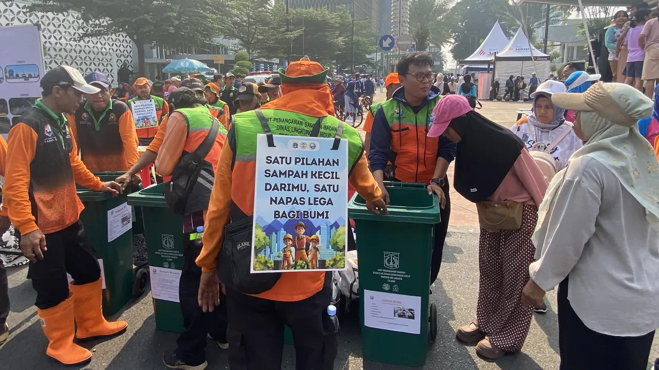 Altivitas gerakan memilah sampah di CFD Jalan HR Rasuna Said.(Liputan6/Delvira Hutabarat)