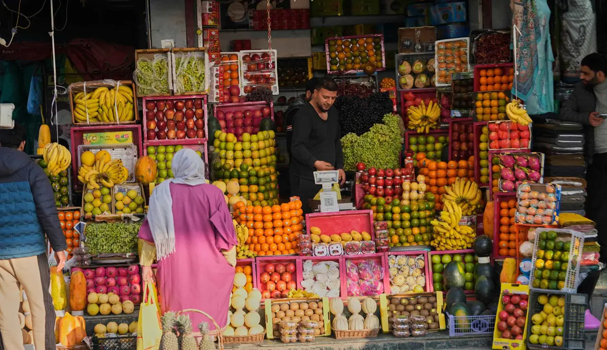 Kurma diyakini memiliki kandungan gizi yang tinggi untuk memulihkan energi. Tampak dalam foto, umat Muslim Kashmir berbelanja untuk kebutuhan bulan suci Ramadan di sebuah pasar di Srinagar, Rabu 18 Februari 2026. (AP Photo/Mukhtar Khan)