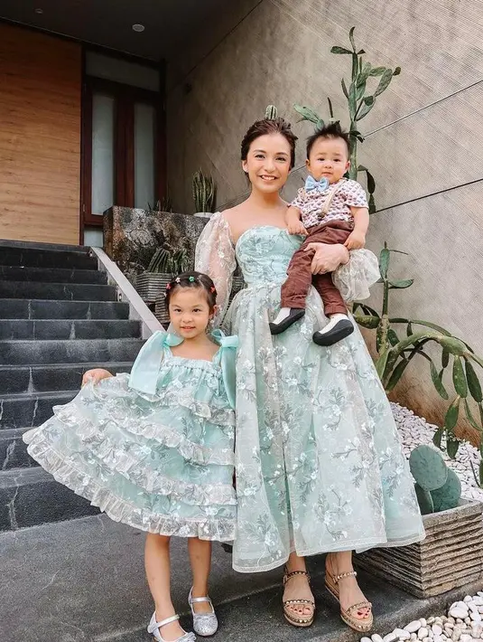 Strappy dress dengan detail brokat di bagian outer dan satin di bagian inner seperti yang dikenakan Nastusha, putri Chelsea Olivia ini juga tak kalah menarik. (Instagram/nastusha.olivia.alinskie).