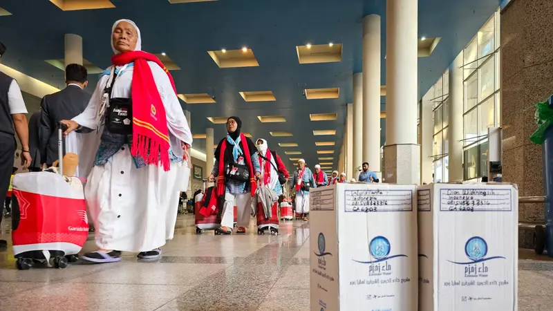 Dua kardus air zamzam ukuran 5 liter milik jemaah haji Indonesia terpaksa ditinggal di Bandara Jeddah karena melanggar aturan barang bawaan dalam penerbangan. Tahun ini, setiap jemaah haji Indonesia akan mendapatkan 10 liter air zamzam.