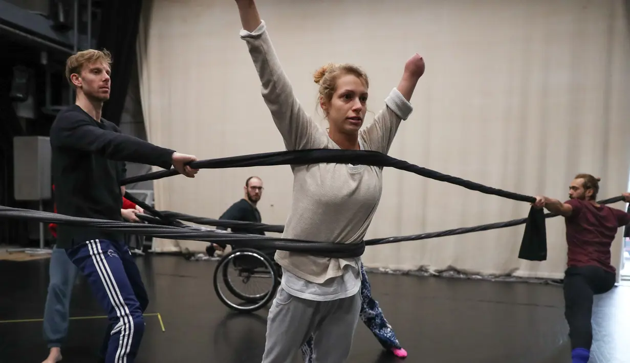 Penari dari Candoco Dance Company melakukan latihan jelang pertunjukan di London utara, Inggris (13/4). Candoco Dance Company akan menampilkan satu karya yang melibatkan gabungan penari dengan penari penyandang disabilitas. (AFP Photo/Daniel Leal Olivas)