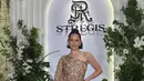 Pevita Pearce tampil dengan dress coklat one shoulder berpayet dengan potongan paha tinggi. Ia memadukannya dengan heels putihnya. @pevpearce.