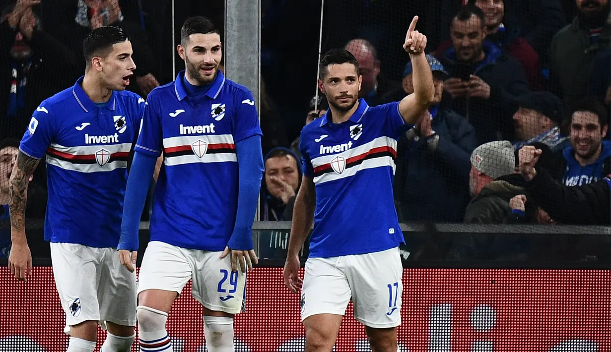 Penyerang Sampdoria, Gianluca Caprari (kanan) berselebrasi dengan rekan-rekannya usai mencetak gol ke gawang Juventus pada pertandingan lanjutan Liga Serie A Italia di stadion Luigi-Ferraris di Genoa (18/12/2019). Juventus menang tipis 2-1 atas Sampdoria. (AFP/Marco Bertorello)