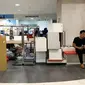 Calon pembeli sedang duduk saat gelar potongan harga di Matahari Mall Taman Anggrek, Jakarta, Jumat (1/12). Penutupan PT Matahari Department Store pada 3 Desember 2017 guna menjaga kinerja perseroan ditengah penurunan pasar. (Liputan6.com/Fery Pradolo)