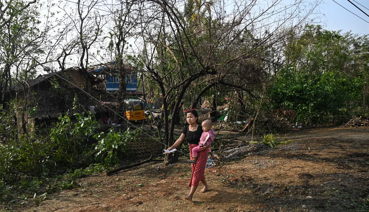 Topan Mocha menerjang daratan Myanmar dan Bangladesh tenggara pada 14 Mei, menumbangkan pepohonan, merobohkan rumah-rumah tipis di kamp-kamp pengungsian Rohingya, dan membawa gelombang badai ke daerah dataran rendah. (Photo by Sai Aung MAIN / AFP)