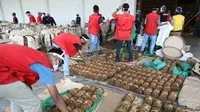 Sejumlah pekerja mengerjakan kegiatan pengemasan dan perawatan tembakau di gudang tembakau di Temanggung, Jawa Tengah, Selasa (25/8/2020). (Foto : Liputa6.com/Felek Wahyu)