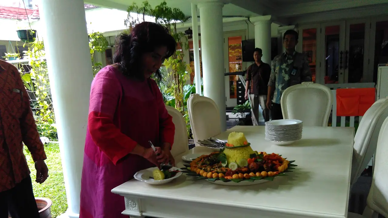 Menteri Susi potong tumpeng (Foto: Fiki/Liputan6.com)