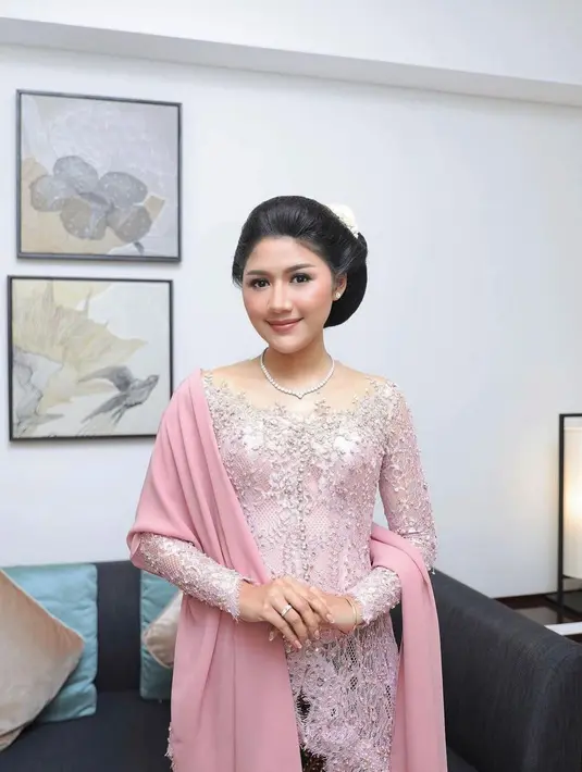 Anggun paripurna, Erina tampil berbalut kebaya sabrina berdetail beads warna dusty pink. [@erinagudono]