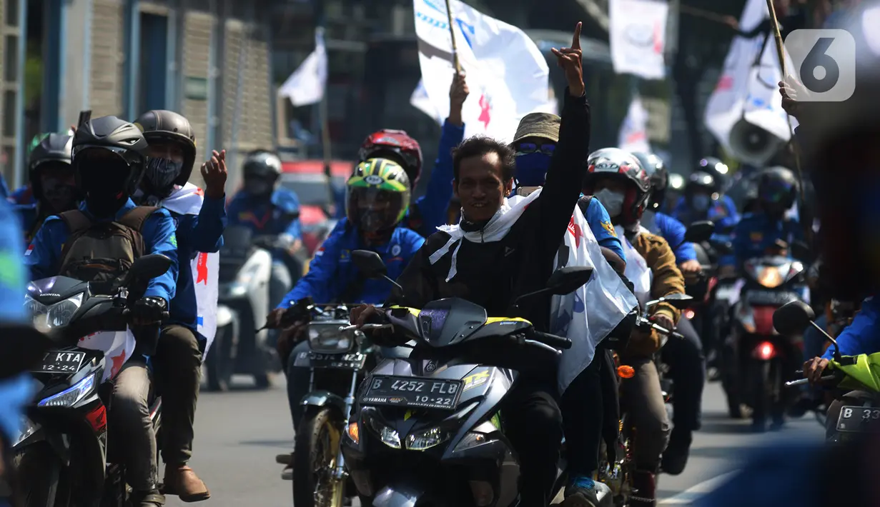 Massa dari elemen Serikat Buruh Sejahtera Indonesia (SBSI) dengan membawa atribut menuju gedung DPR/MPR, Jakarta, Kamis (8/10/2020). Mereka berencana demonstrasi di depan gedung DPR menolak pengesahan Omibus Law atau Undang-undang Cipta Kerja. (merdeka.com/Imam Buhori)