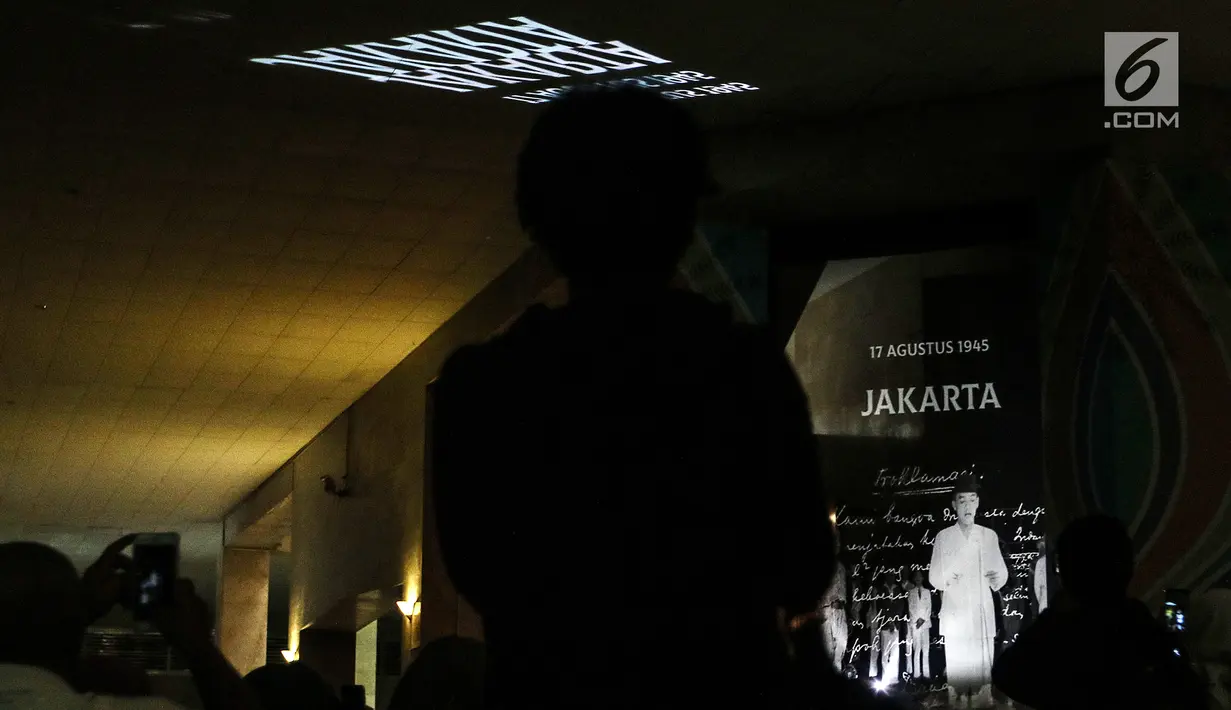Penampakan hologram dalam rangka Monas Week 2019 terpampang di Auditorium Monumen Nasional (Monas), Jakarta, Senin (22/7/2019). Acara ini merupakan pameran teknologi fotografi yang merekam cahaya tersebar dari suatu objek dan kemudian disajikan dalam bentuk 3 dimensi. (Liputan6.com/JohanTallo)