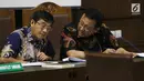 Mantan Ketua DPD Irman Gusman (kanan) berbincang saat sidang pendahuluan di Pengadilan Tipikor Jakarta, Rabu (10/10). Irman mengajukan peninjauan kembali (PK) ke MA terkait dugaan suap alokasi gula impor yang menjeratnya. (Liputan6.com/Herman Zakharia)