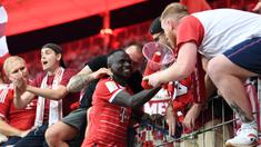 Para penggemar Bayern Munchen nampaknya tak mau berlama-lama larut dalam kesedihan usai ditinggal mesin gol mereka yakni, Robert Lewandowski yang hijrah ke Barcelona. Mereka nampaknya sudah mendapatkan pahlawan baru bagi Die Rotten yaitu Sadio Mane yang akan membawa Munchen ke jalur juara musim ini. (AFP/Christof Stache)