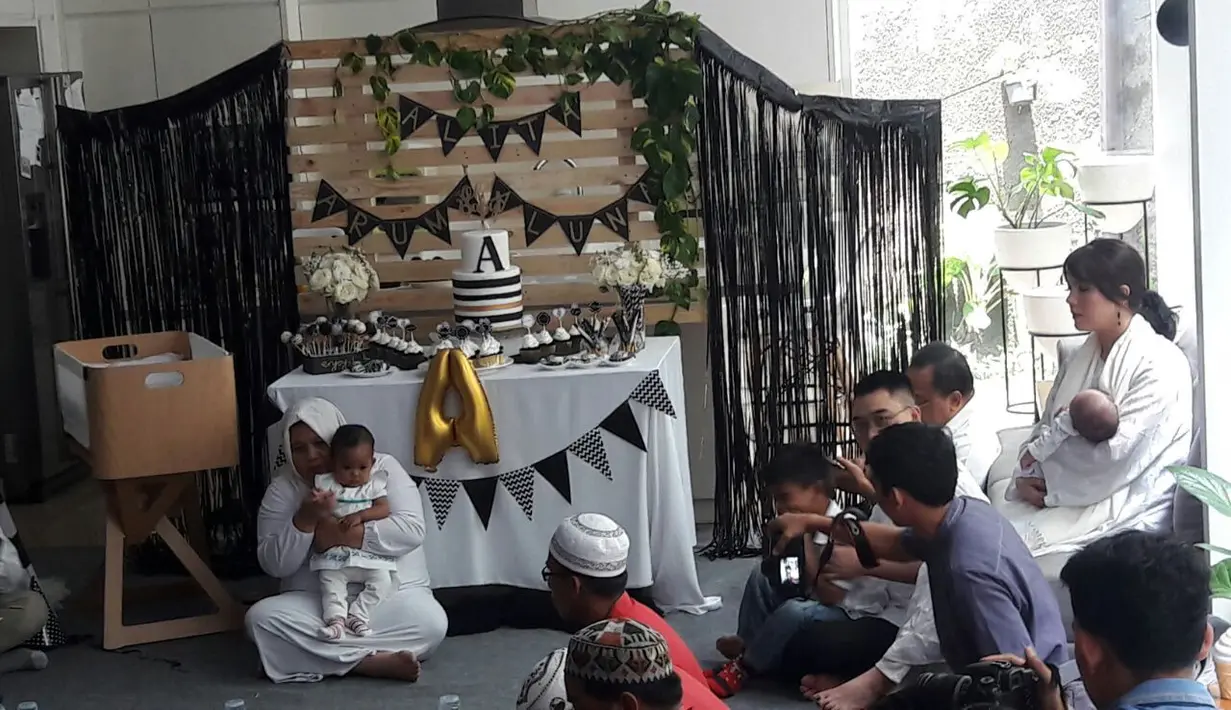 "Ada tradisi potong rambut juga, kita undang anak yatim. Tadinya mau digundulin, pas aku tanya dokter kata nya nggak perlu, jadi nggak usah," ucap Alice Norin. (Nurwahyunan/Bintang.com)