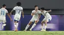 <p>Pemain Filipina, Bjorn Martin Davis Kristensen (kanan kedua) melakukan selebrasi bersama rekan-rekannya setelah mencetak gol ke gawang Timnas Indonesia melalui tendangan penalti saat laga Grup B Piala AFF 2024 yang berlangsung di Stadion Manahan, Solo, Jawa Tengah, Sabtu (21/12/2024). (Bola.com/Abdul Aziz)</p>