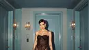 Halsey berpose dengan gaun renda hitam Dolce&Gabbana yang memamerkan lingerie-nya di after-party Vanity FairFoto: (Instagram @halsey)