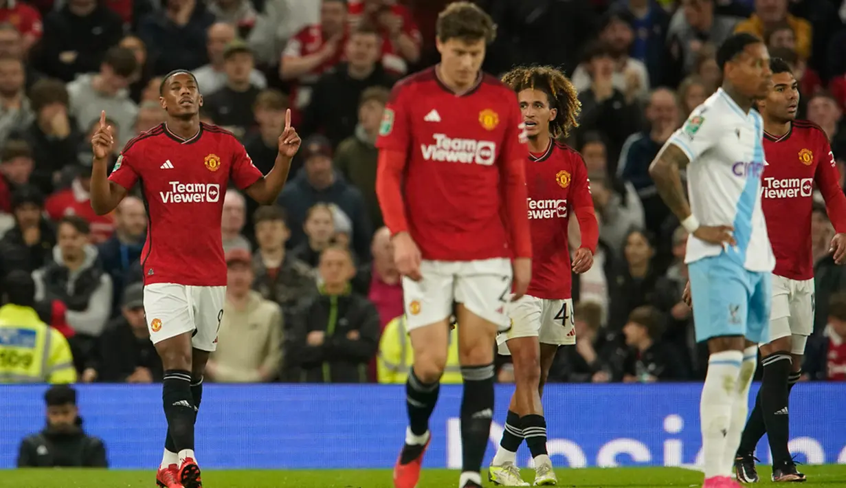 Di babak kedua, Manchester United tetap tampil menyerang dan tidak memberikan kesempatan kepada Crystal Palace untuk menyerang. Manchester United kembali menambah keunggulan melalui gol Anthony Martial di menit ke-55 memanfaatkan assist Casemiro. (AP Photo/Dave Thompson)