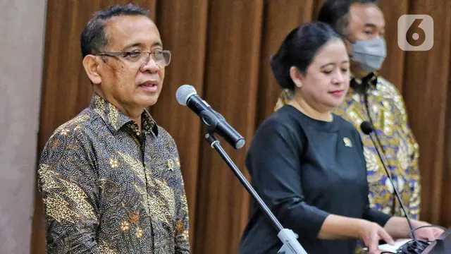 Menteri Sekretariat Negara Pratikno (kiri)