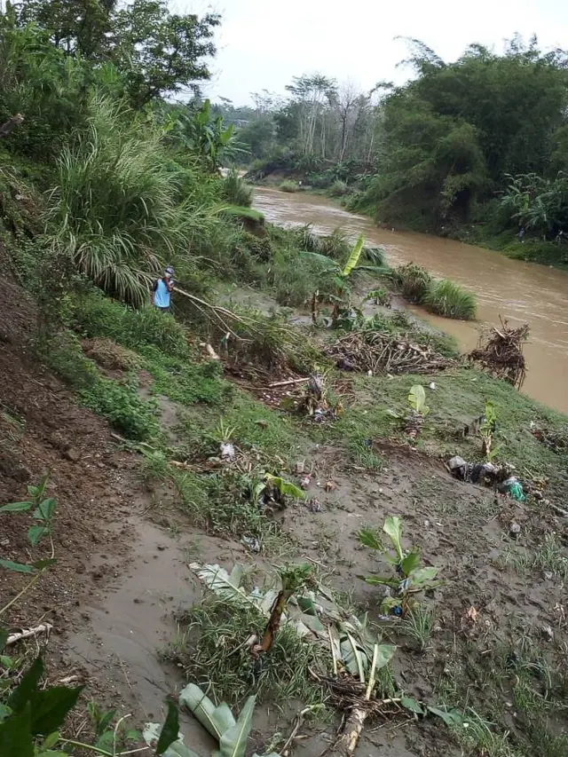 Jasad wanita tanpa busana di temukan di Sungai Lukulo, Kebumen, Selasa, 13 November 2018 dalam kondisi tertutup tumpukan sampah di bantaran sungai. (Liputan6.com/Polres Kebumen/Muhamad Ridlo)