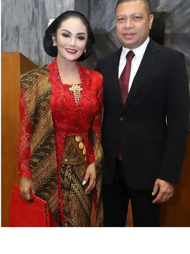 6 Gaya Krisdayanti saat Kenakan Kebaya, Cantik Nan Menawan