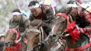 Peserta mengenakan pakaian Samurai saat mengikuti Armor Horse Racing dalam festival Soma Nomaoi di Minamisoma (30/7). Acara tradisional ini telah berusia 1.000 tahun dan diselenggarakan setiap tahunnnya. (Jun Hirata/Kyodo News via AP)