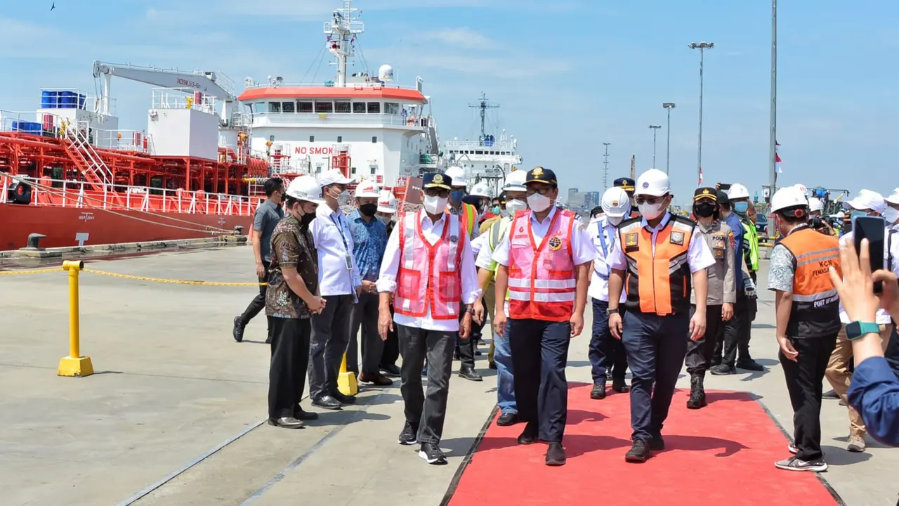 Menteri Perhubungan Budi Karya Sumadi ketika meninjau Terminal Marunda Centre di Bekasi, Jawa Barat, Minggu (14/8/2022).